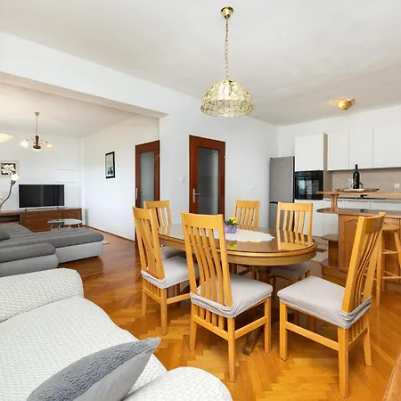 2 Bedroom In Traù